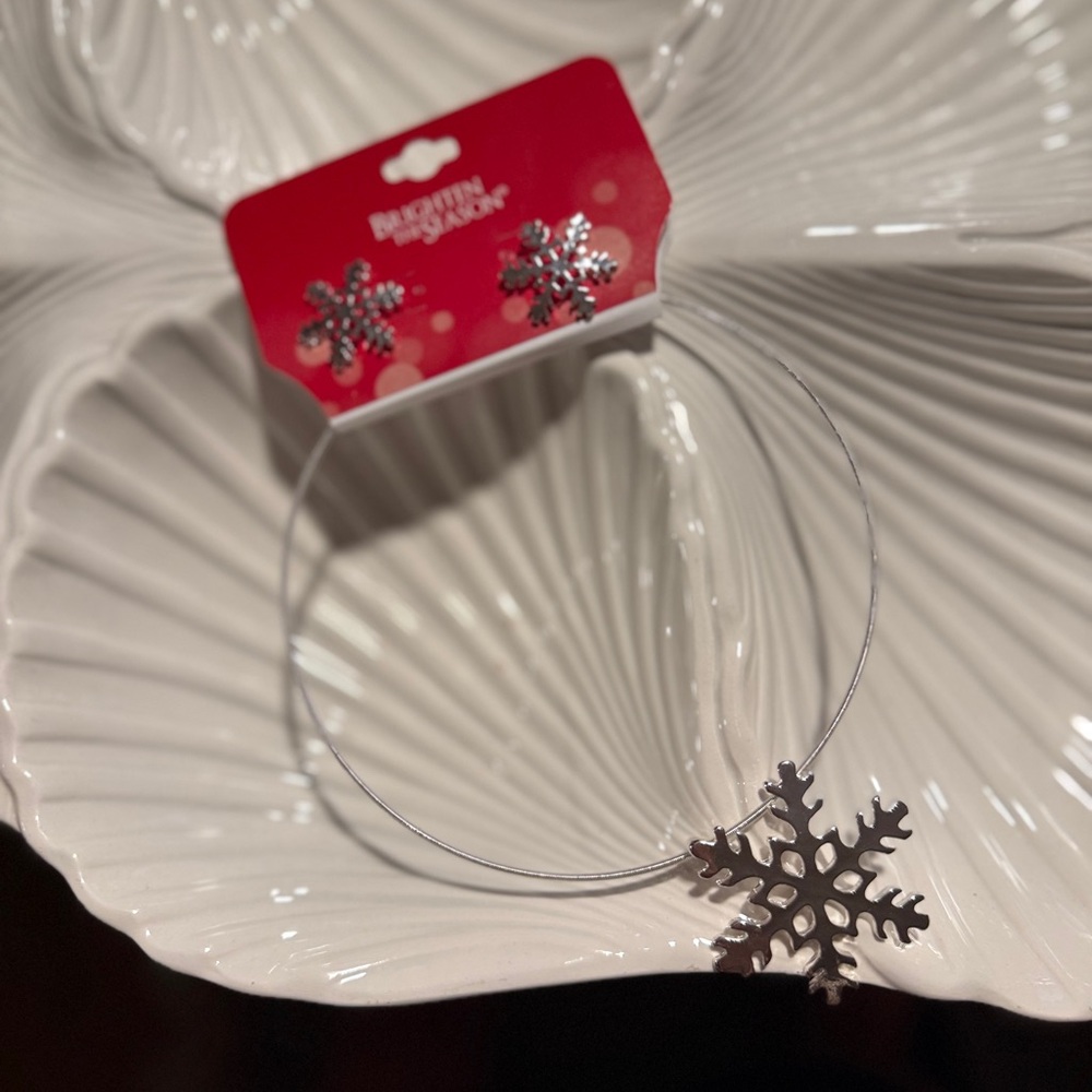 Chic Silver Snowflake Pendant Necklace for the holidays.